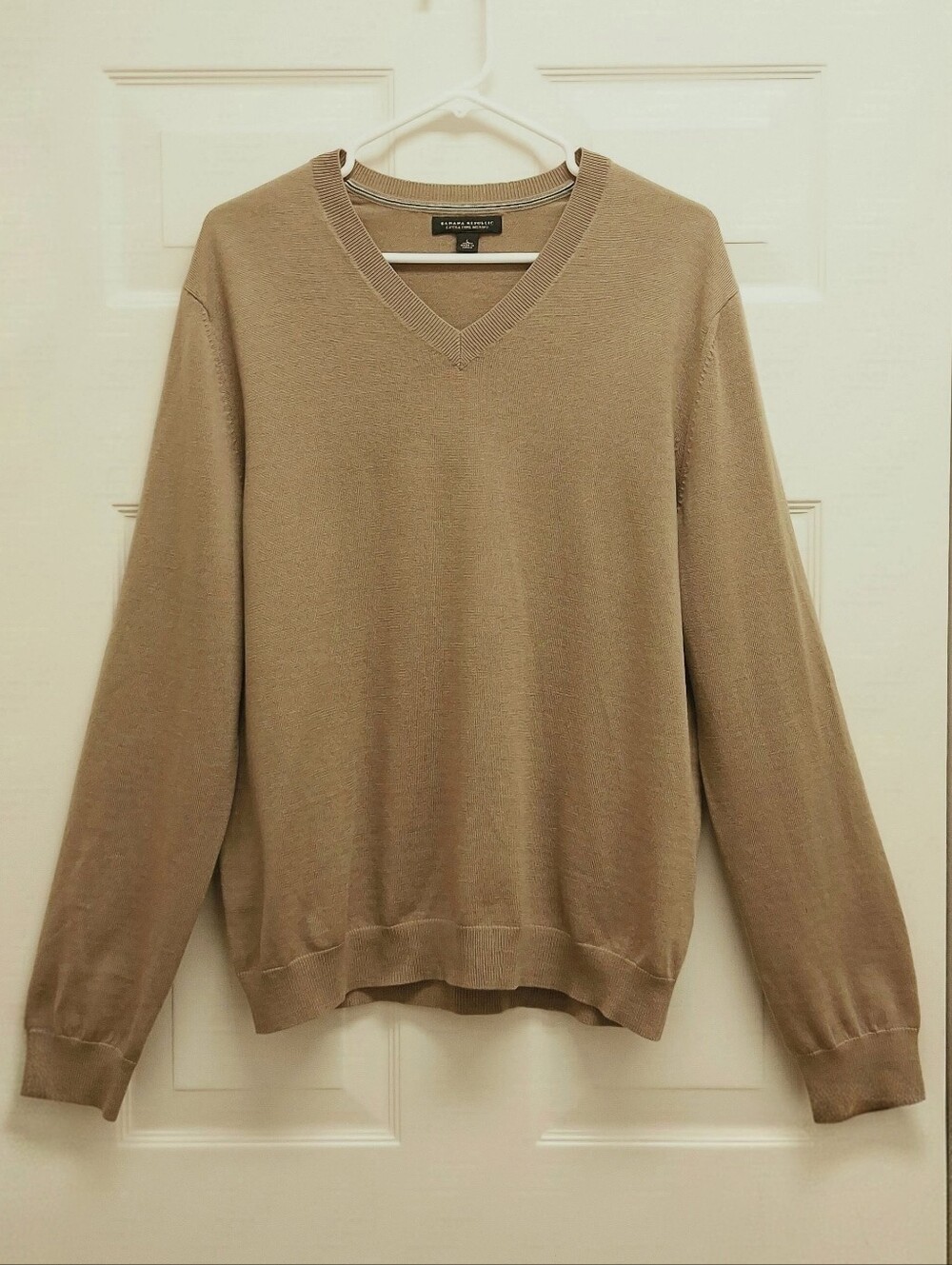 Banana Republic Extra Fine Merino Wool Sweater V Neck Large Tan Preppy Classic